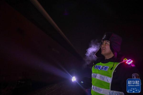 铁警蔡立东:跨年夜 巡线路上保安全 铁警蔡立东:跨年夜 巡线路上保安全