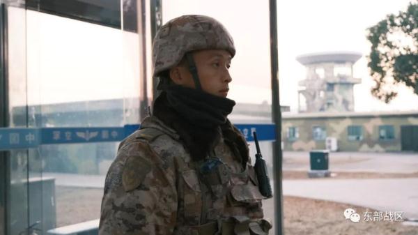 信号弹划破长空，数架战鹰依次呼啸升空……