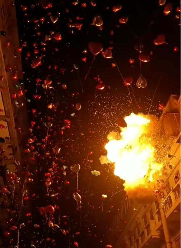 武汉跨年夜，市民放飞气球突发爆燃……