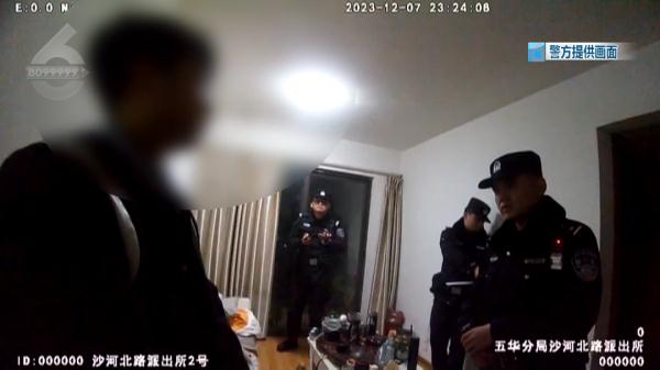 昆明一业主正在家中玩手机,陌生男子突然开门闯入!结局…… 昆明一业主正在家中玩手机,陌生男子突然开门闯入!结局……