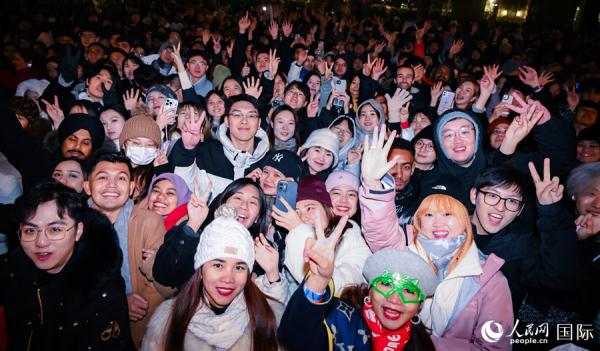 伦敦举行跨年烟花秀 10万人共迎2024新年 伦敦举行跨年烟花秀 10万人共迎2024新年