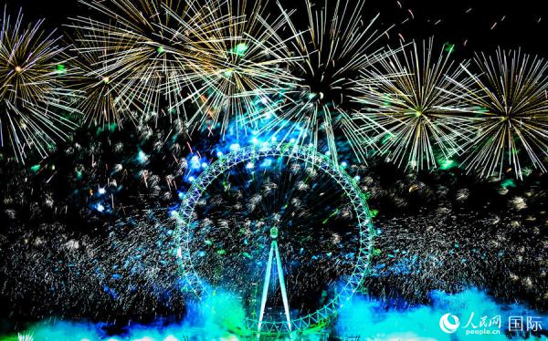 伦敦举行跨年烟花秀 10万人共迎2024新年 伦敦举行跨年烟花秀 10万人共迎2024新年