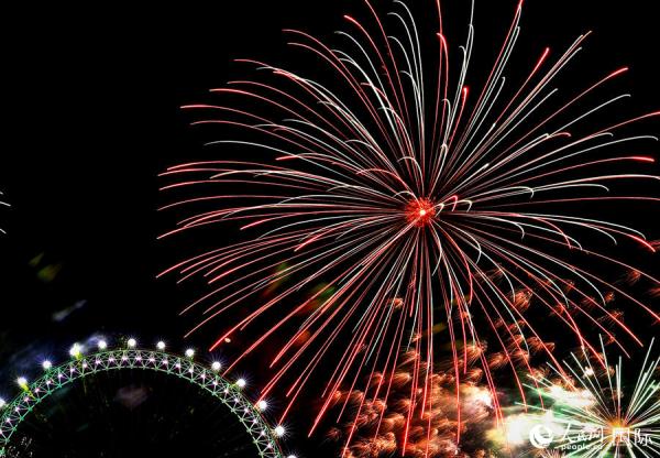 伦敦举行跨年烟花秀 10万人共迎2024新年 伦敦举行跨年烟花秀 10万人共迎2024新年