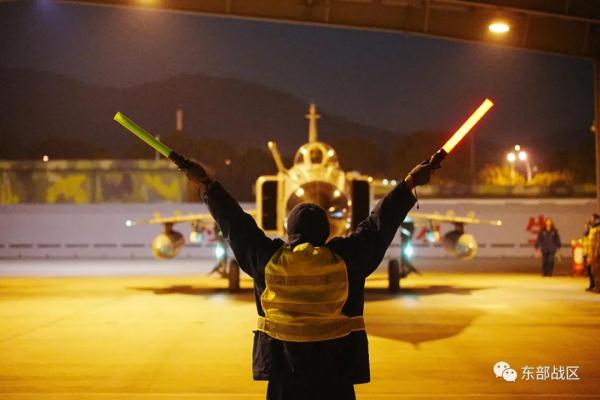 信号弹划破长空，数架战鹰依次呼啸升空……