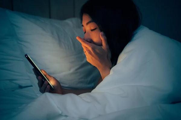 假期你熬夜了吗？熬夜缺的觉能补回来吗？答案在这里→