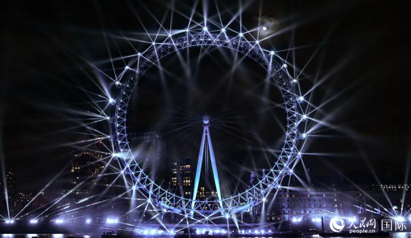 伦敦举行跨年烟花秀 10万人共迎2024新年 伦敦举行跨年烟花秀 10万人共迎2024新年