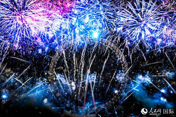 伦敦举行跨年烟花秀 10万人共迎2024新年 伦敦举行跨年烟花秀 10万人共迎2024新年