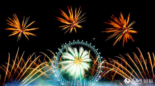 伦敦举行跨年烟花秀 10万人共迎2024新年 伦敦举行跨年烟花秀 10万人共迎2024新年