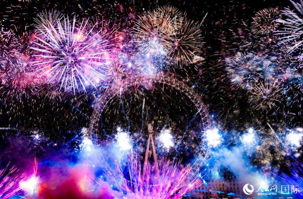 伦敦举行跨年烟花秀 10万人共迎2024新年 伦敦举行跨年烟花秀 10万人共迎2024新年