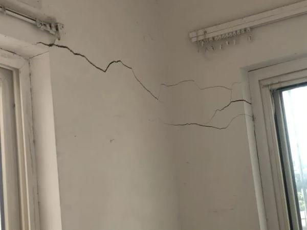 杭州一停车场施工后隔壁小区变“危房”，一年多仍未解决
