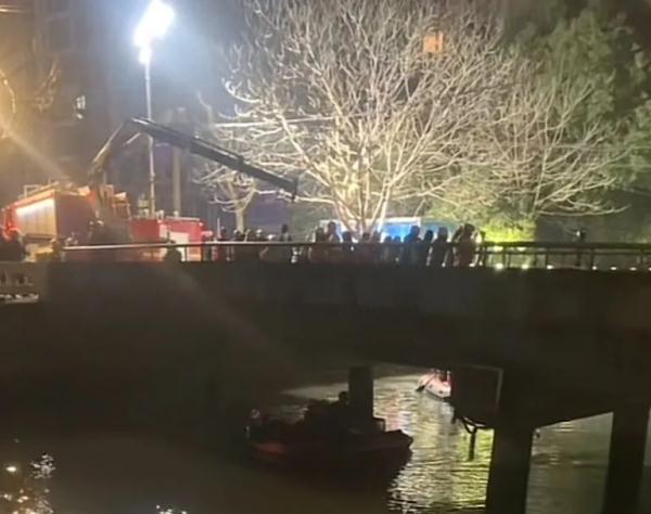 女子跳入上海河道失踪!官方:仍在全力搜救中 女子跳入上海河道失踪!官方:仍在全力搜救中