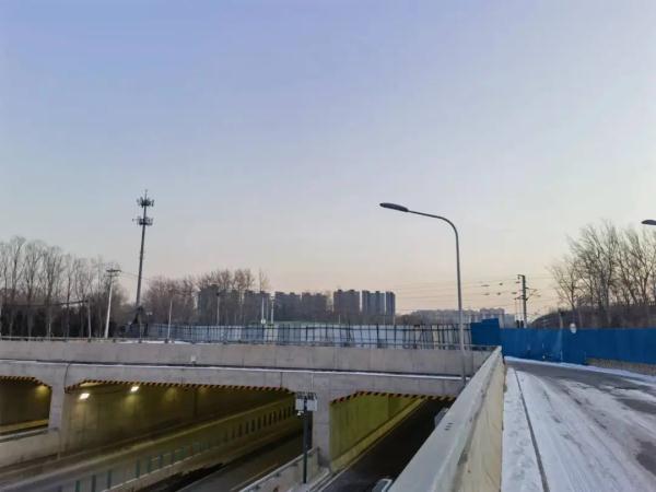掉头辅路修好不通车，出门只能逆行？北京这条路啥时候能修好？