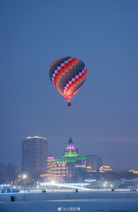 惊艳!哈尔滨冰上热气球好梦幻 惊艳!哈尔滨冰上热气球好梦幻