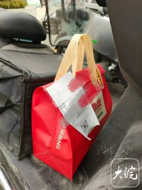 痛心！外卖员送餐时猝死，手里还攥着要送的外卖……