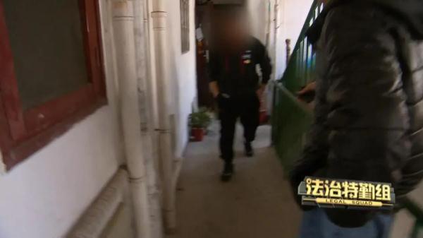 上海一老伯不敢打开厕所窗户 只因邻居做了这件事