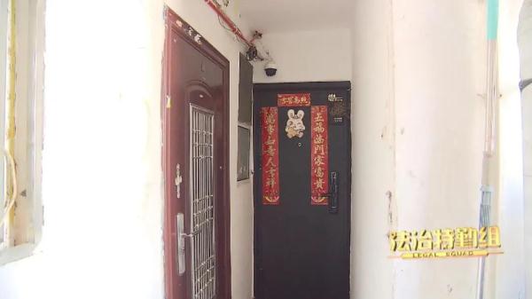 上海一老伯不敢打开厕所窗户 只因邻居做了这件事