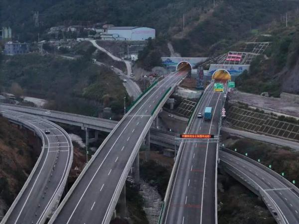 大桥架设、隧道贯通……云南这些高速公路建设又传好消息