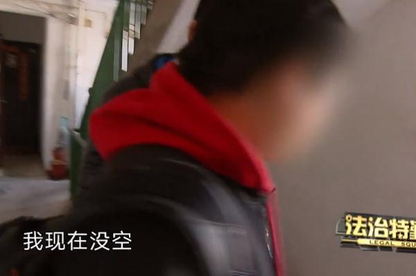 上海一老伯不敢打开厕所窗户 只因邻居做了这件事