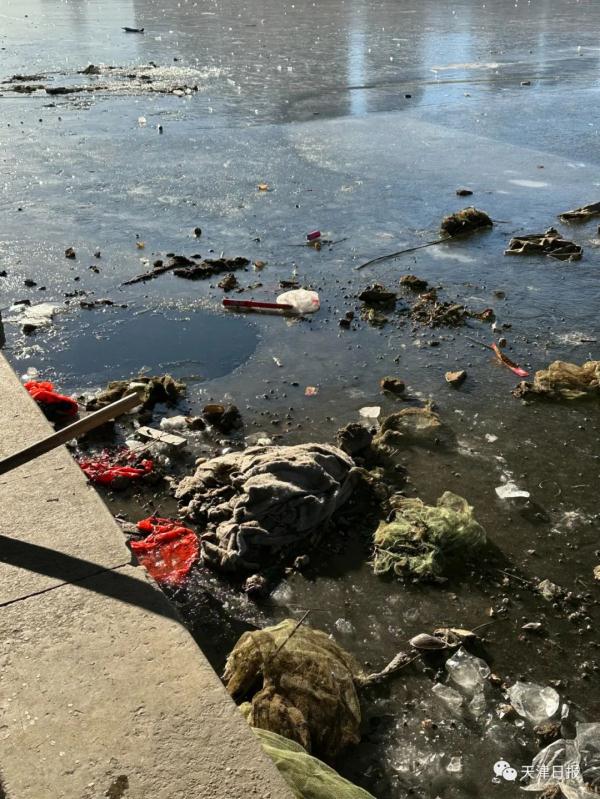 跨年夜后海河冰面留下垃圾，他们冒险走到河中央……