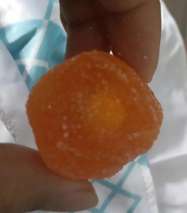 免费零食内藏刀片？口腔被划破？各方回应