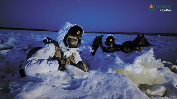 边海防官兵顶风踏雪巡边守防