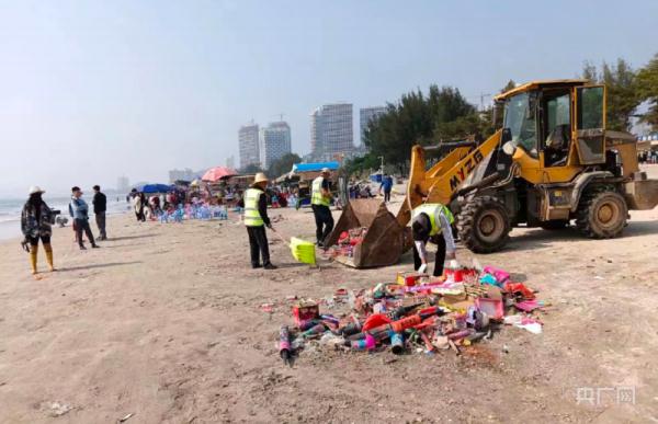 跨年夜惠州一海滩留下满地烟花垃圾？属实！