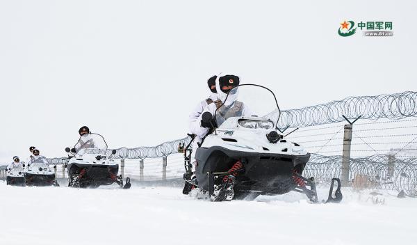 边海防官兵顶风踏雪巡边守防