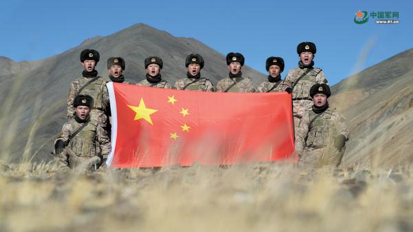 边海防官兵顶风踏雪巡边守防