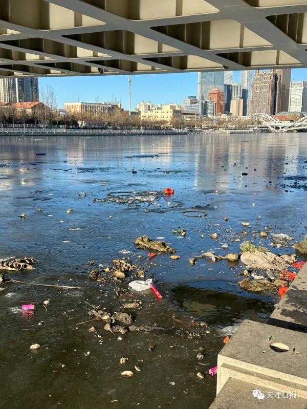 跨年夜后海河冰面留下垃圾，他们冒险走到河中央……