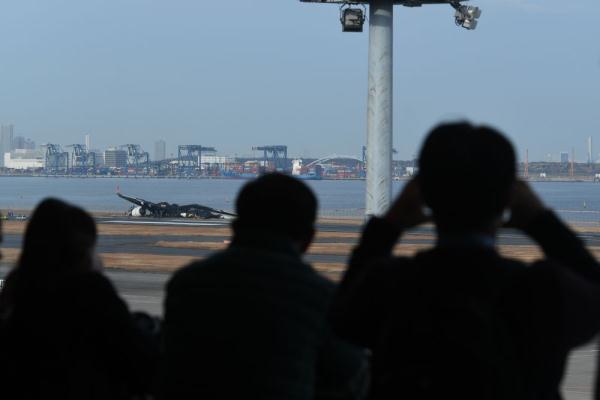 日本警方开始调查羽田机场飞机相撞原因 日本警方开始调查羽田机场飞机相撞原因