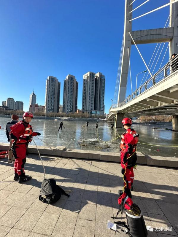 跨年夜后海河冰面留下垃圾，他们冒险走到河中央……