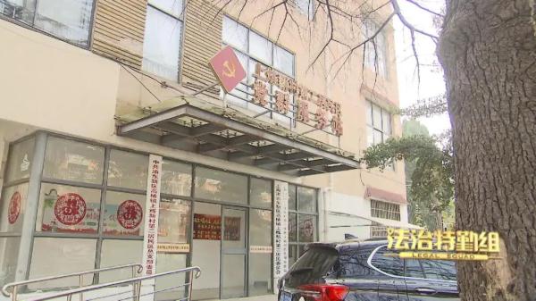 上海一老伯不敢打开厕所窗户 只因邻居做了这件事