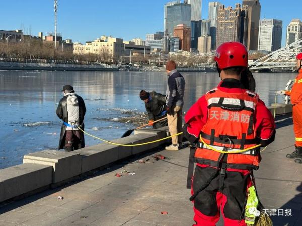跨年夜后海河冰面留下垃圾，他们冒险走到河中央……