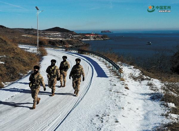 边海防官兵顶风踏雪巡边守防