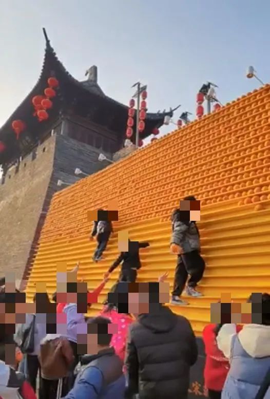 江西一网红墙上脐橙被小孩争抢，家长站下面指挥？景区辟谣！