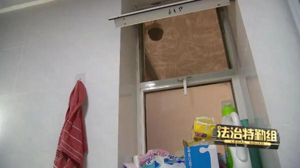 上海一老伯不敢打开厕所窗户 只因邻居做了这件事