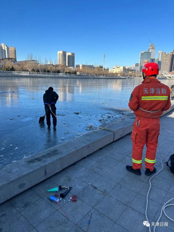 跨年夜后海河冰面留下垃圾，他们冒险走到河中央……