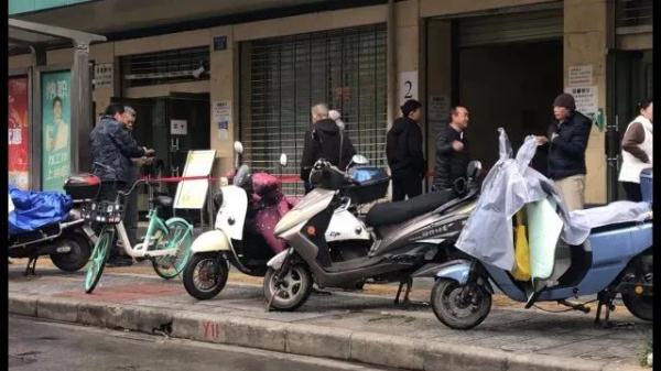 不要信!昆明一公交卡充值点门口,有人专门搭讪老年人…… 不要信!昆明一公交卡充值点门口,有人专门搭讪老年人……