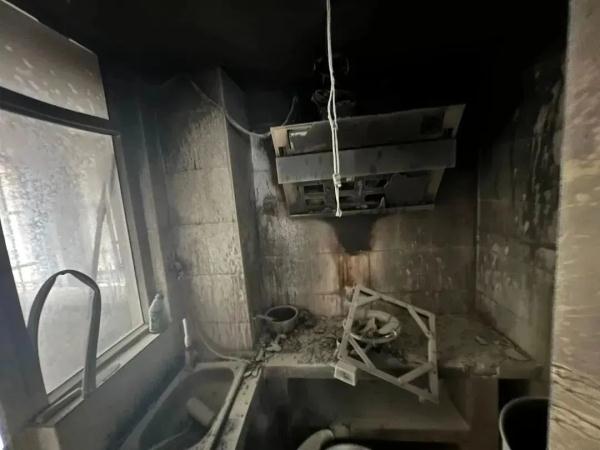 福州一小区发生火灾，窗户从16楼坠落