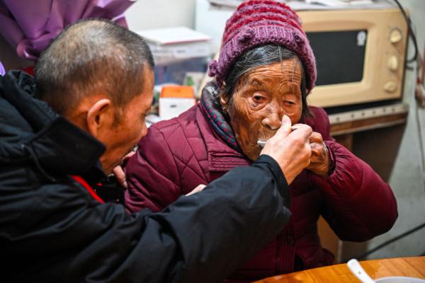 跟拍2000公里 记录跨越半个多世纪的团圆
