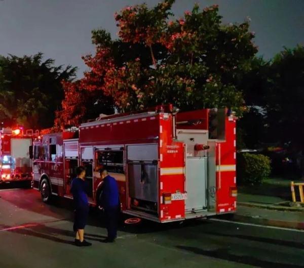 福州一小区发生火灾，窗户从16楼坠落