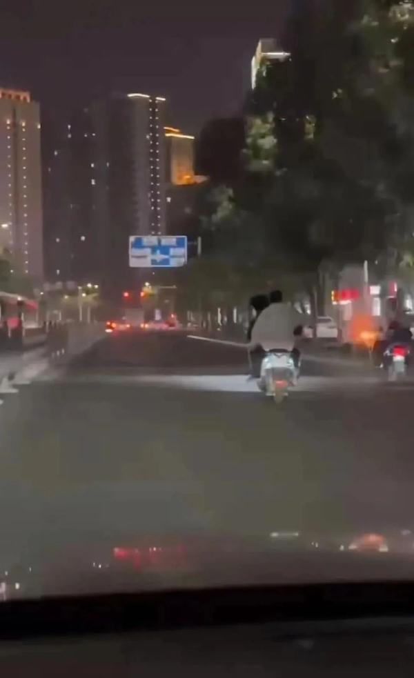 两人骑摩托车向路人燃放烟花？警方通报：系未成年！