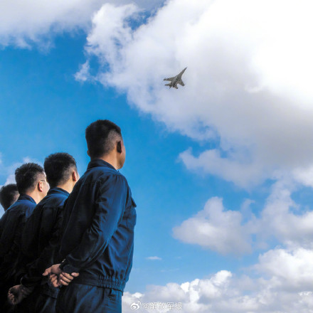 战鹰出击啸海天！