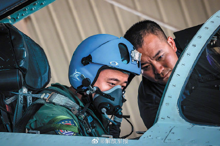 战鹰出击啸海天！