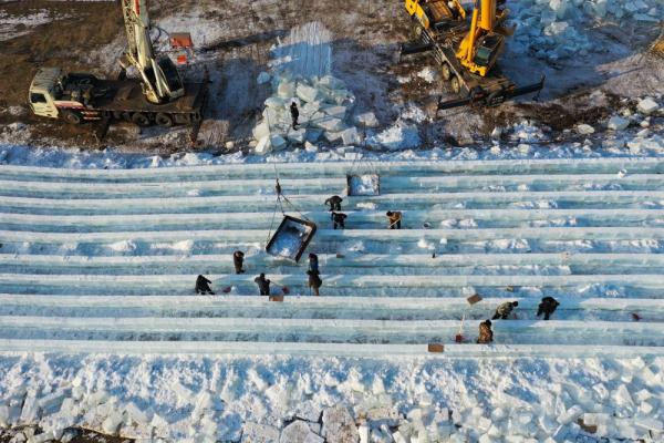 呼和浩特：冰雪乐园建设忙