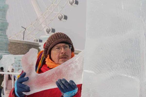 齐聚哈尔滨！各国冰雕高手展现“冰城”极寒之美