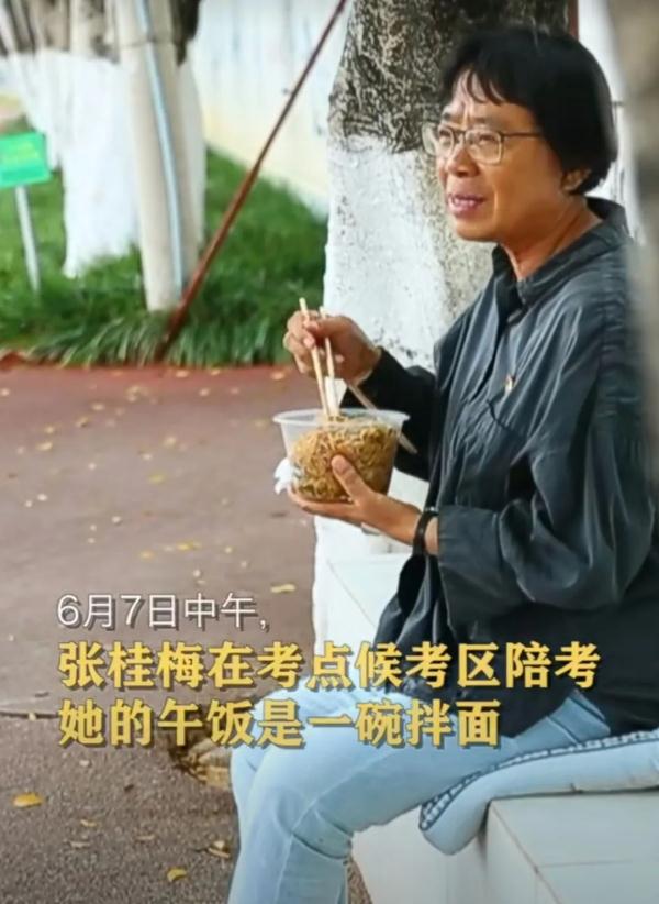 比心比耶都配合！新年合影，张桂梅和孩子们笑得一样甜……