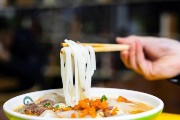 学校食堂永远是大学生的避风港，网友：毕业了，还想回去吃！