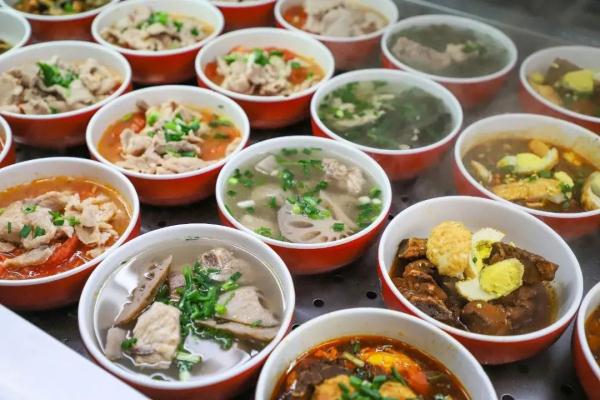 学校食堂永远是大学生的避风港，网友：毕业了，还想回去吃！