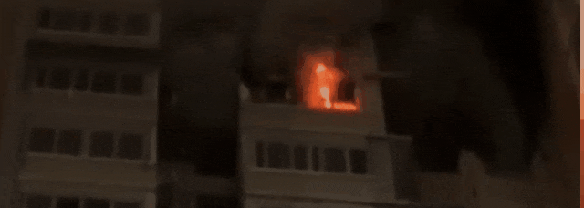 福州一小区发生火灾，窗户从16楼坠落